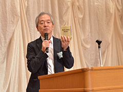 記念講演をする赤坂憲雄遠野文化研究センター所長